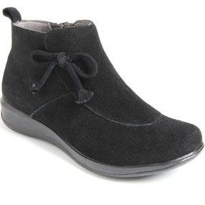 Softwalk Trieste Suede Bootie in Black  7.5 W    NEW in Box